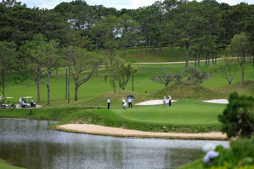 Đặt sân golf Dalat Palace - Dalat Palace Golf Club 2
