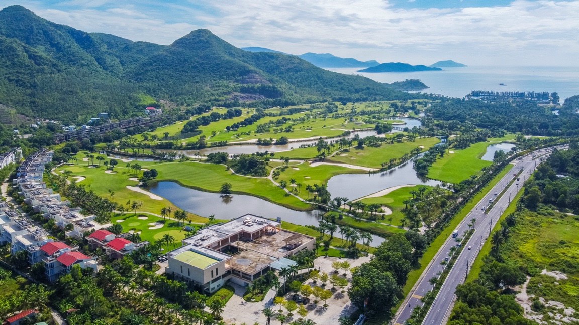 Sân golf Diamond Bay- Diamond Bay Golf Villas 2