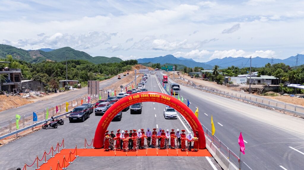 Khánh thành dự án thành phần đoạn Vạn Ninh - Cam Lộ thuộc dự án xây dựng công trình đường bộ cao tốc Bắc Nam phía Đông giai đoạn 2021 - 2025